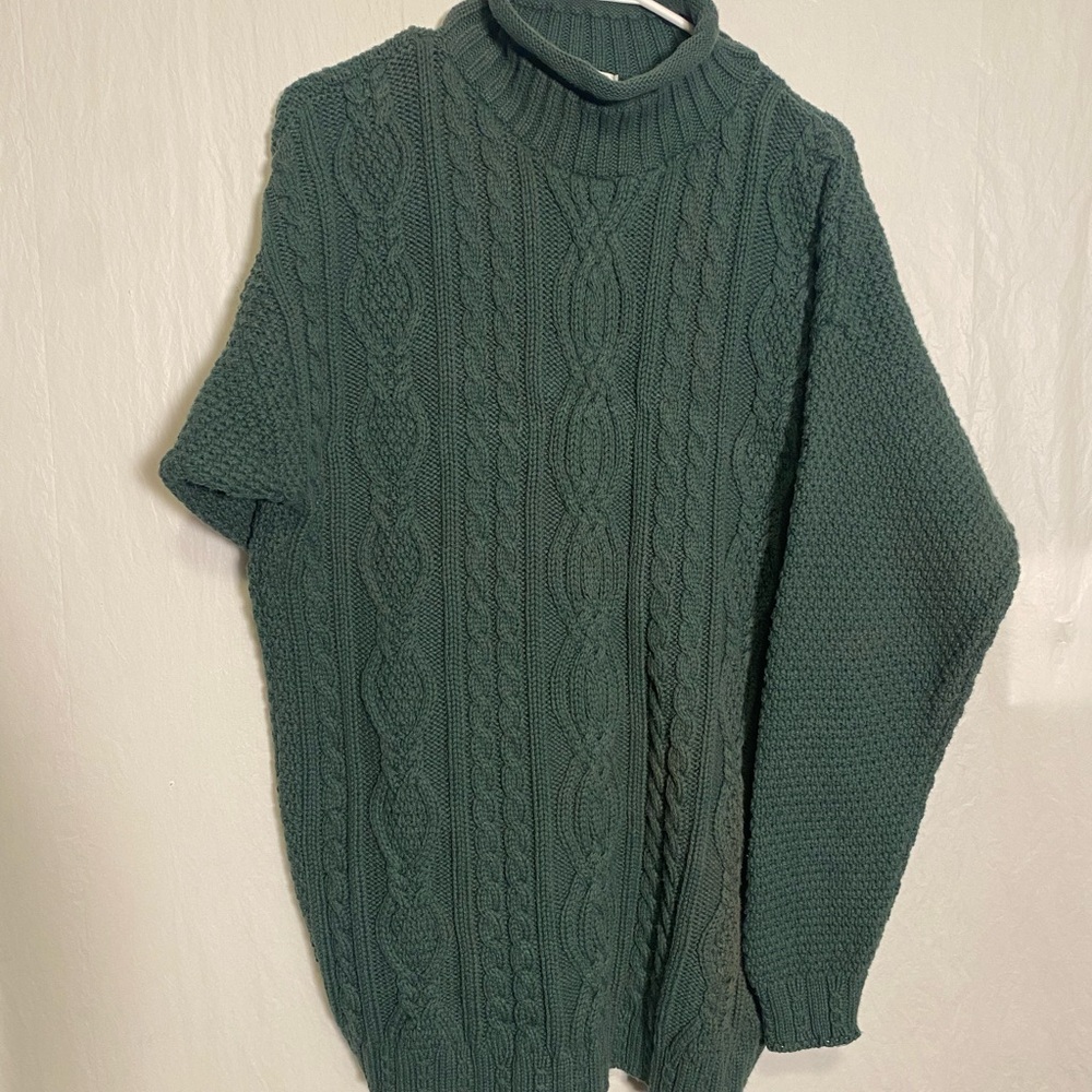Moda Green Turtleneck Sweater with Cable Knit Design